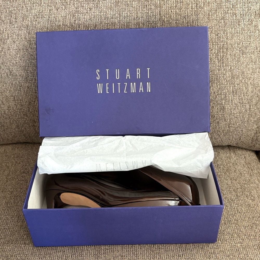 Stuart Weitzman Women’s Logo Plainfield Pump Shoes - Picture 9 of 9